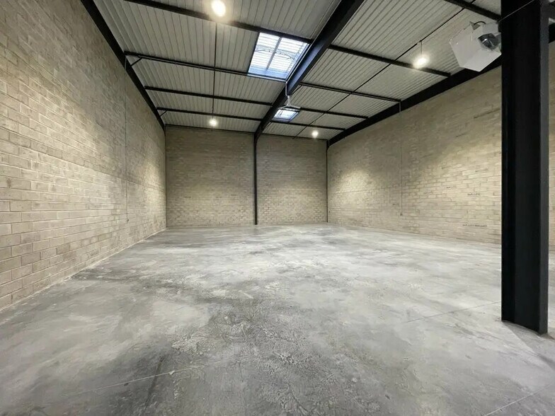 Local d'activités dans Serris à vendre - Photo de l’immeuble – Image 1 sur 11