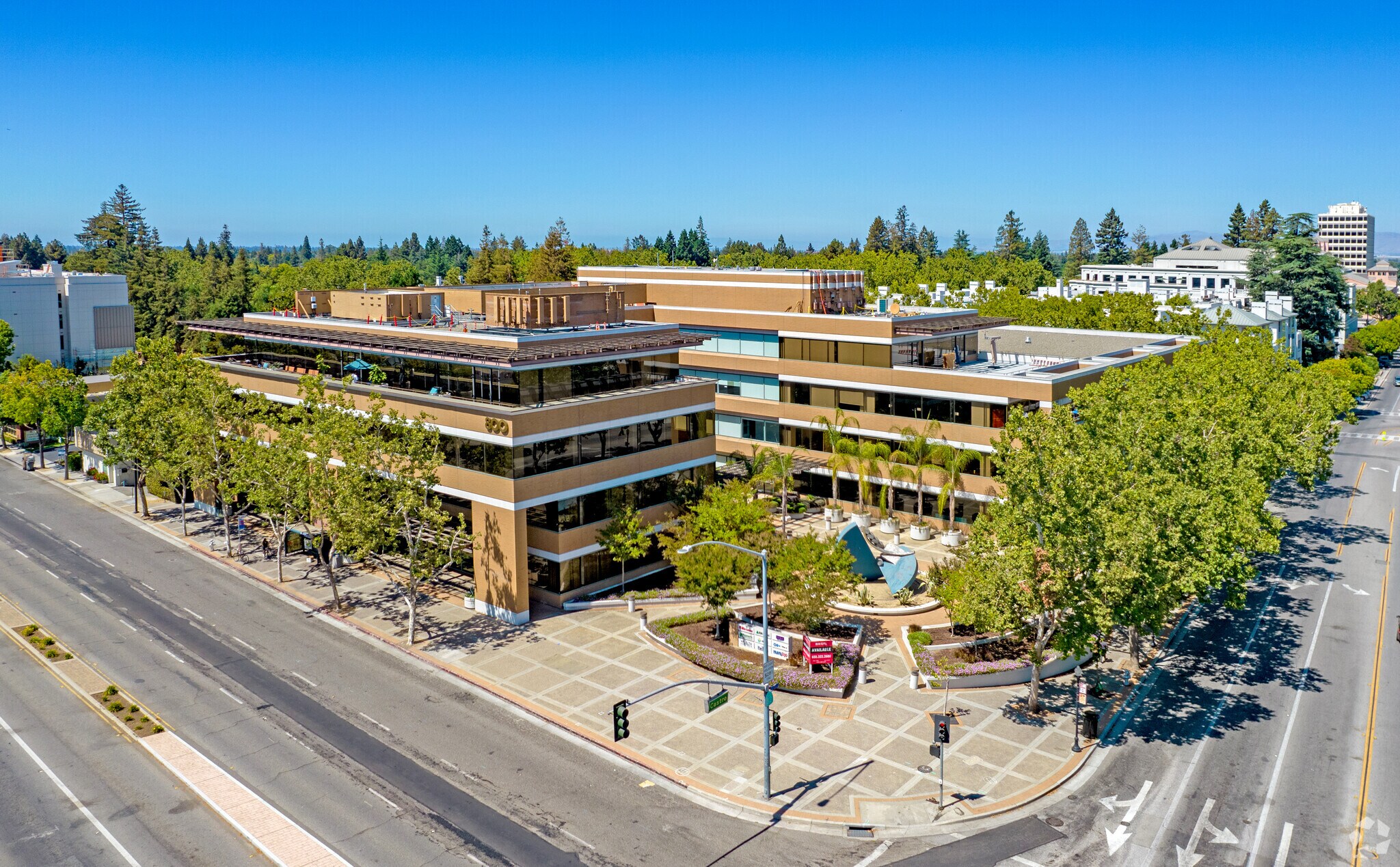 800 W El Camino Real, Mountain View, CA à louer Photo de l’immeuble– Image 1 sur 16
