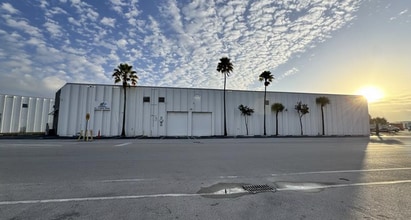 9001-9021 NW 105th Way, Miami, FL à louer Photo de l’immeuble– Image 1 sur 14