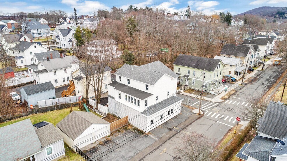 33 William St, Danbury, CT à vendre - Photo de l’immeuble – Image 2 sur 19