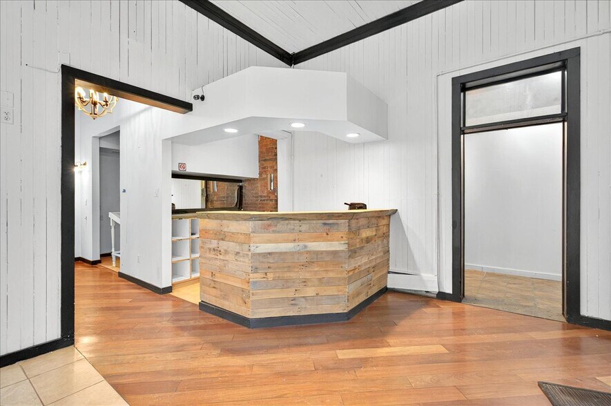 80 W Circular St, Saratoga Springs, NY à louer - Photo de l’immeuble – Image 3 sur 34