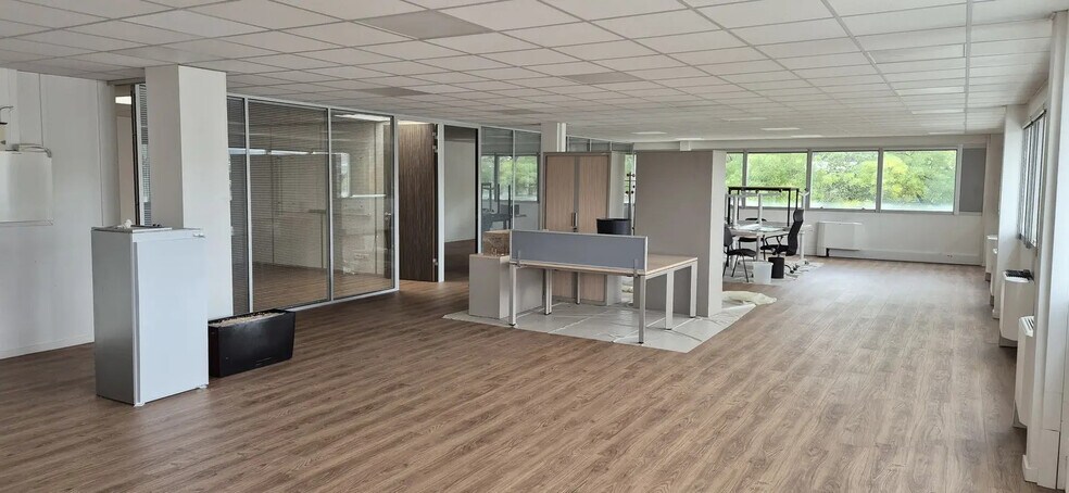 Bureau dans Bron à louer - Photo de l’immeuble – Image 1 sur 7