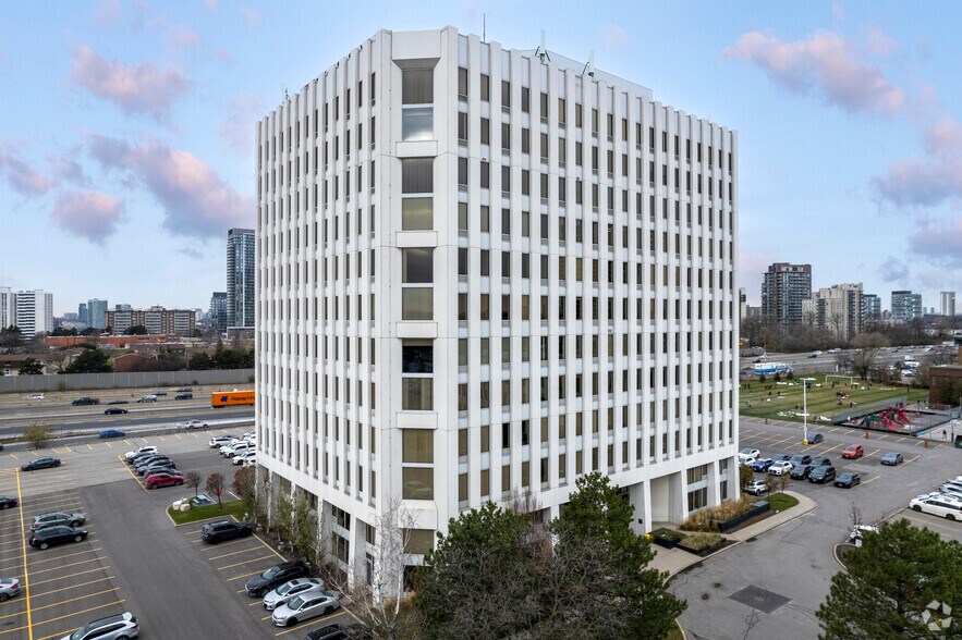 235 Yorkland Blvd, Toronto, ON à louer - Photo de l’immeuble – Image 2 sur 5