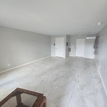 710 E Bay Dr, Largo, FL à louer Photo intérieure– Image 2 sur 3