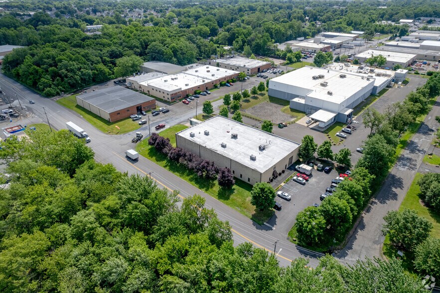 51 Runway Dr, Levittown, PA à louer - Photo de l’immeuble – Image 3 sur 5