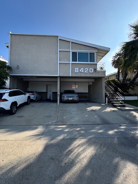 8420 Gulana Ave, Playa Del Rey, CA à vendre - Photo de l’immeuble – Image 2 sur 9