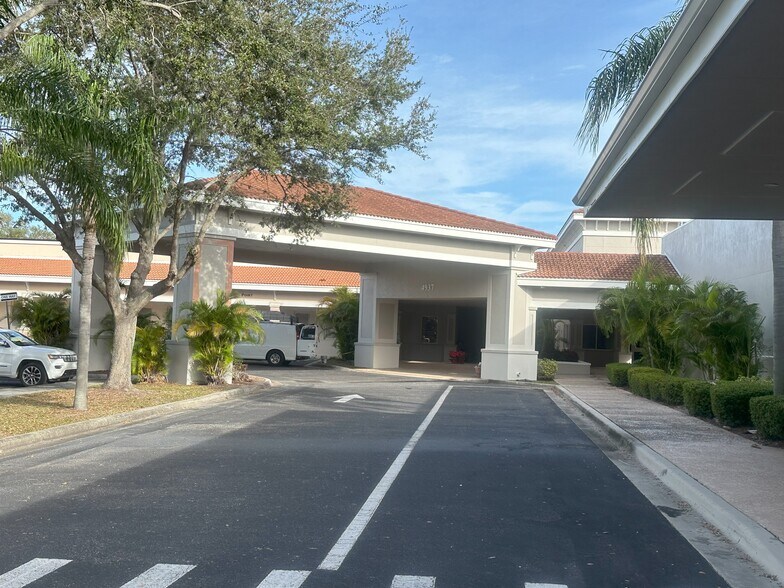 4937 Clark Rd, Sarasota, FL à vendre - Photo de l’immeuble – Image 2 sur 67