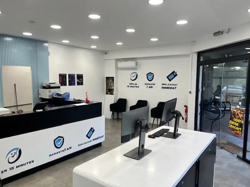 Local commercial dans Saint-Priest à louer Photo de l’immeuble– Image 1 sur 5