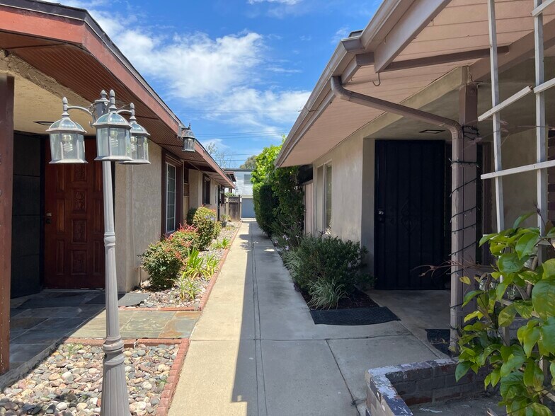 408 Ford Rd, Costa Mesa, CA à vendre - Photo de l’immeuble – Image 2 sur 9