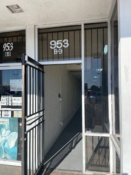 953 E Sahara Ave, Las Vegas, NV à louer - Photo de l’immeuble – Image 2 sur 14