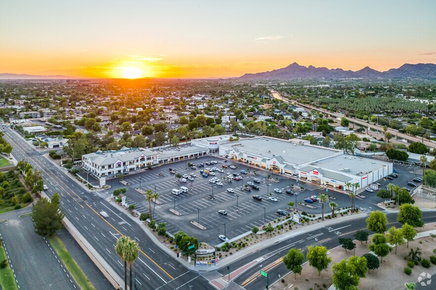 4730 E Indian School Rd, Phoenix, AZ à louer - Photo de l’immeuble – Image 2 sur 20
