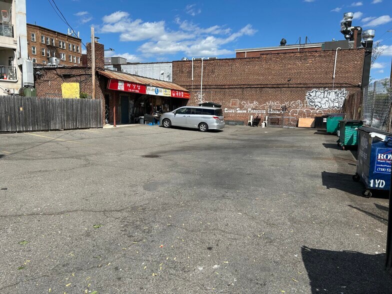 16026 Northern Blvd, Flushing, NY à louer - Photo de l’immeuble – Image 3 sur 5