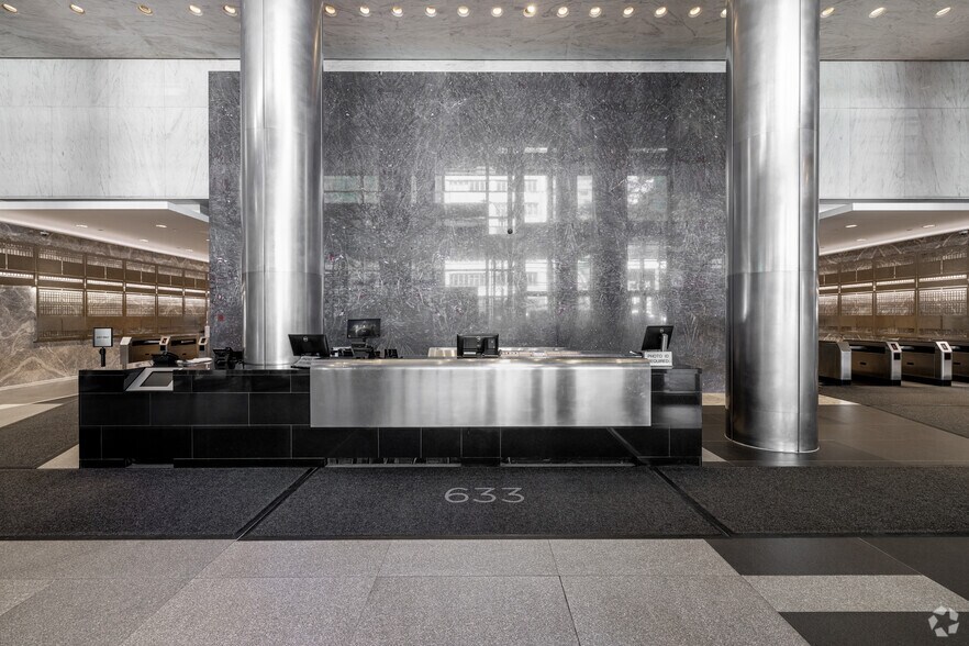 633 Third Ave, New York, NY à louer - Photo de l’immeuble – Image 3 sur 16