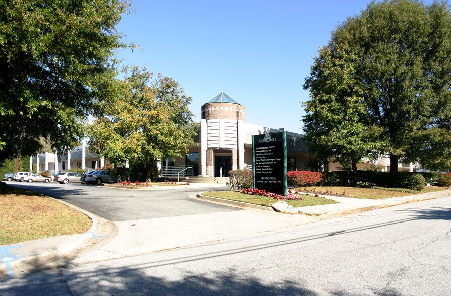 690 Miami Cir NE, Atlanta, GA à louer - Photo de l’immeuble – Image 2 sur 39
