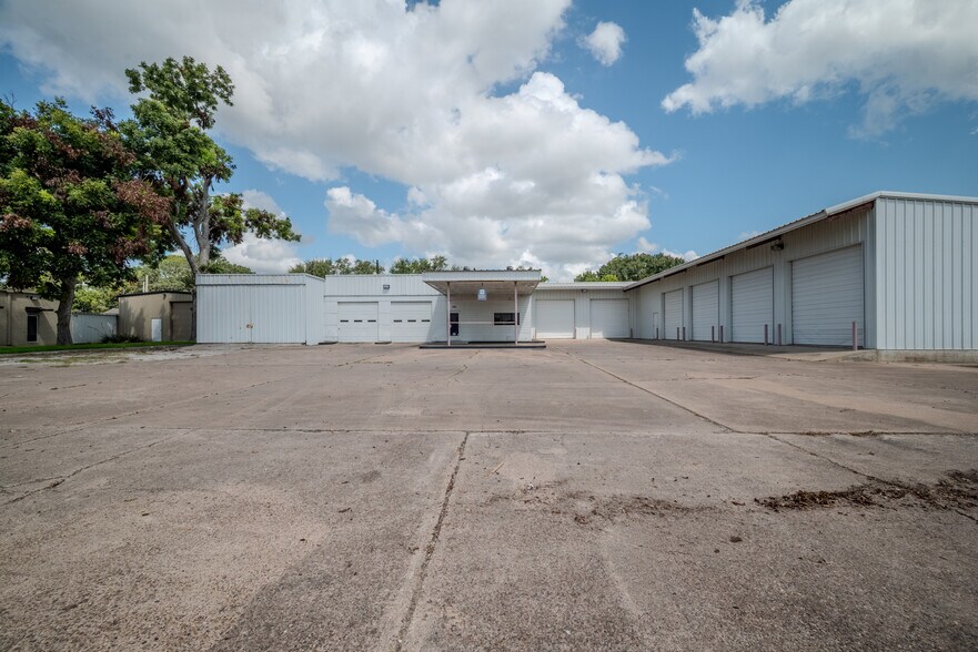 619 E Jackson St, El Campo, TX à louer - Photo de l’immeuble – Image 1 sur 51