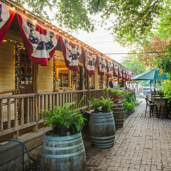 314 Wimberley Sq, Wimberley, TX à vendre - Photo de l’immeuble – Image 3 sur 5