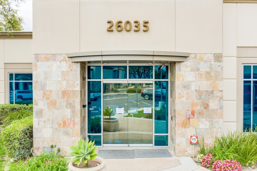 26035 Acero, Mission Viejo, CA à louer - Photo de l’immeuble – Image 3 sur 5