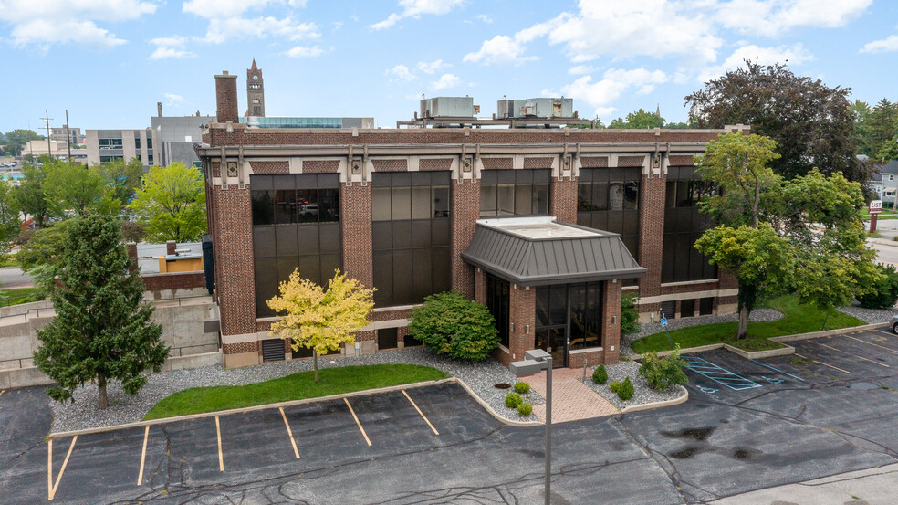 135 Washington Ave, Bay City, MI à vendre - Photo de l’immeuble – Image 1 sur 61