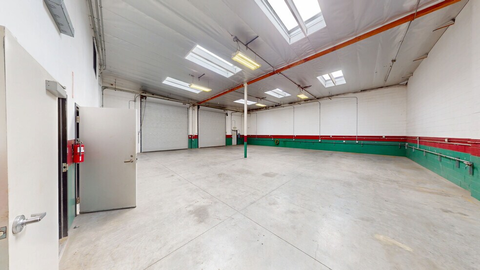 2345 Walnut Ave, Signal Hill, CA à louer - Photo de l’immeuble – Image 3 sur 8