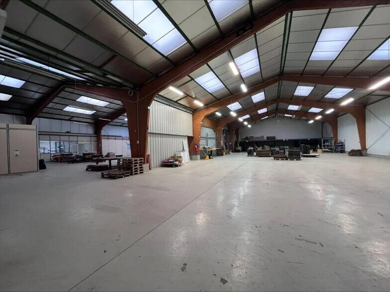 Local d’activités dans Betton à louer - Photo de l’immeuble – Image 3 sur 4