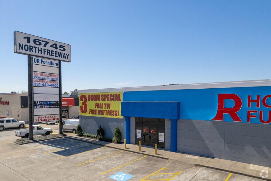 16747 I-45 Fwy, Houston, TX à louer - Photo de l’immeuble – Image 3 sur 4