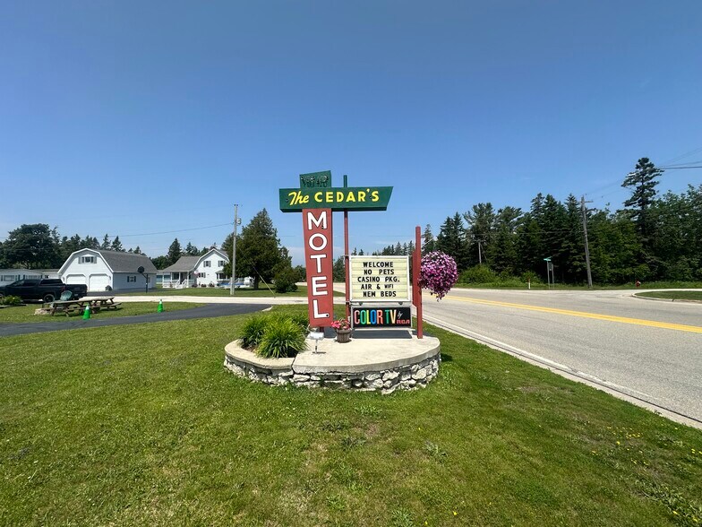 2040 I-75 Business Loop, Saint Ignace, MI à vendre - Photo de l’immeuble – Image 1 sur 16