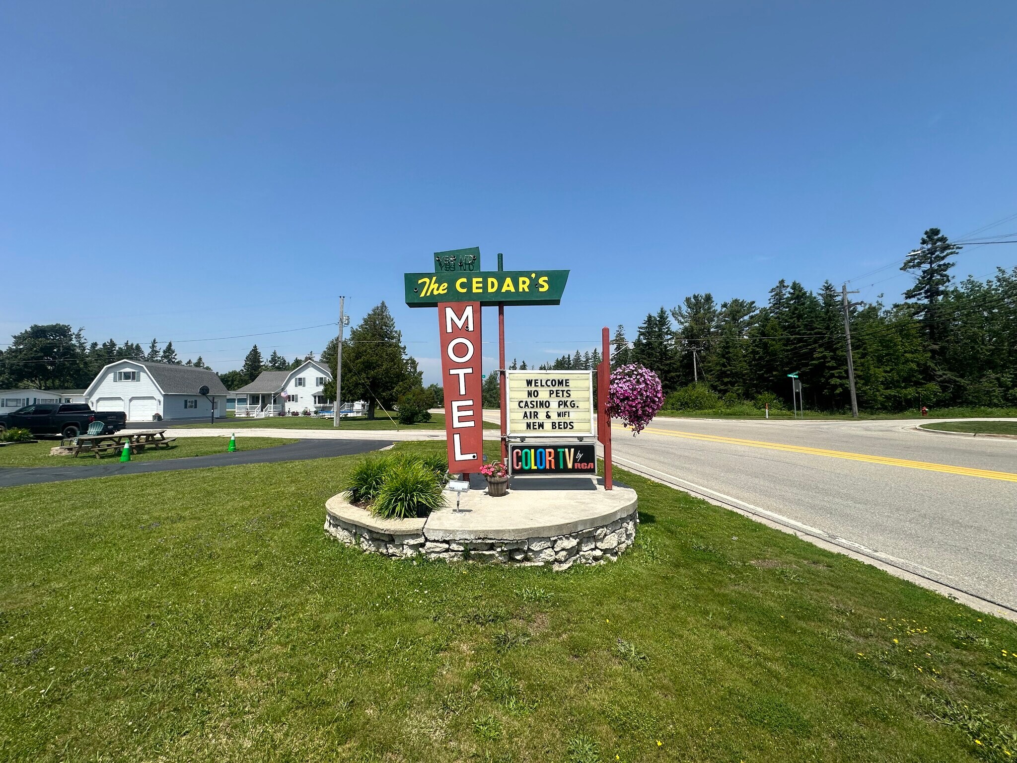 2040 I-75 Business Loop, Saint Ignace, MI à vendre Photo de l’immeuble– Image 1 sur 17