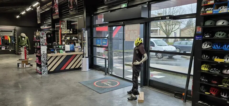 Local commercial dans Châtillon-sur-Chalaronne à louer - Photo de l’immeuble – Image 2 sur 3