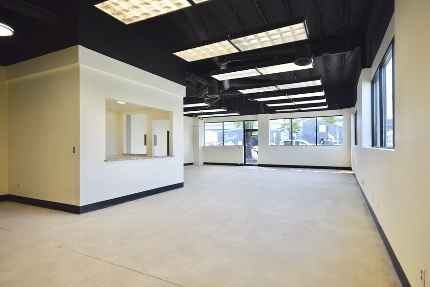 55 SE Main St, Portland, OR à louer - Photo de l’immeuble – Image 3 sur 26