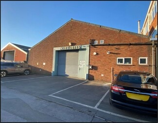 Plus de détails pour Armfield Clos, West Molesey - Industriel/Logistique à louer