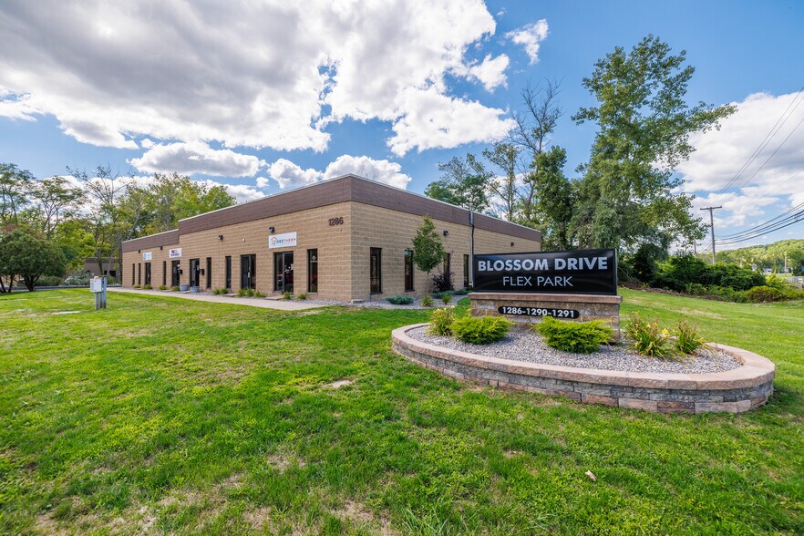 1290 Blossom Dr, Victor, NY à louer - Photo de l’immeuble – Image 3 sur 15