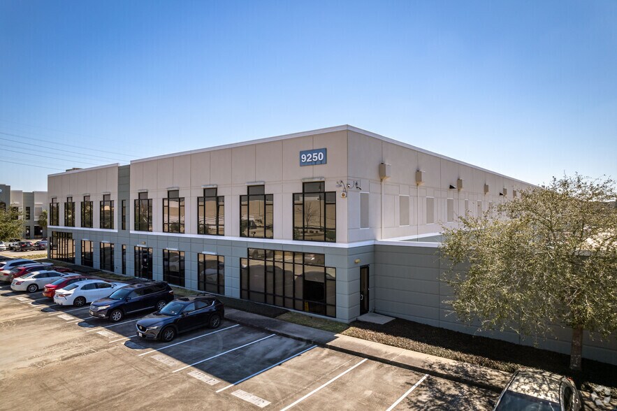 9220 Kirby Dr, Houston, TX à louer - Photo de l’immeuble – Image 2 sur 9