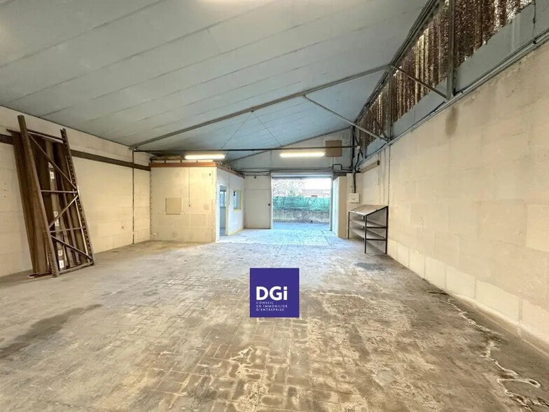Local d’activités dans Alès à louer - Photo de l’immeuble – Image 1 sur 2