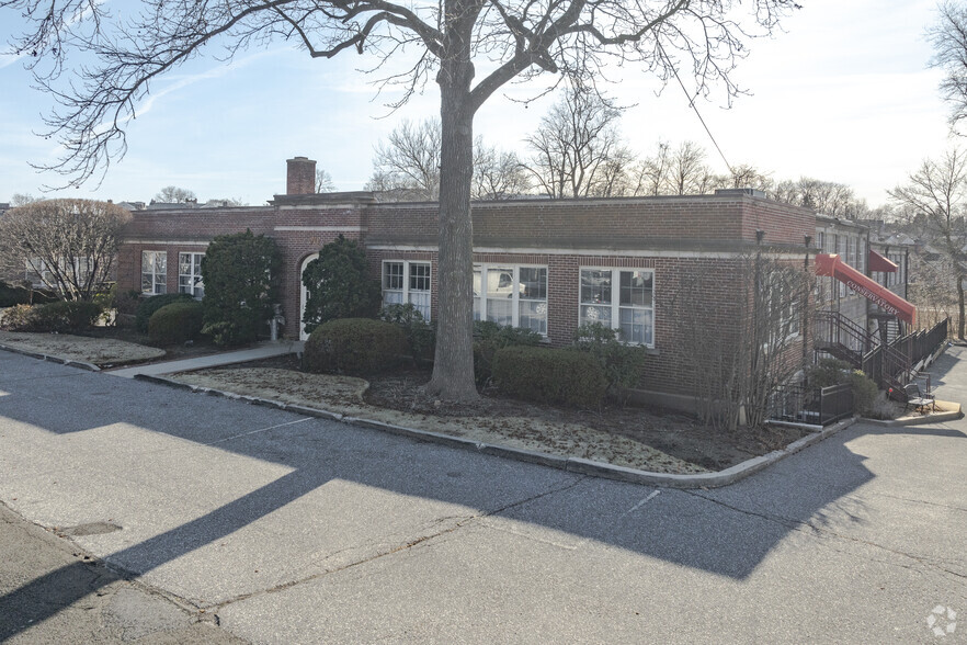 70 Pine St, New Canaan, CT à vendre - Photo de l’immeuble – Image 3 sur 7