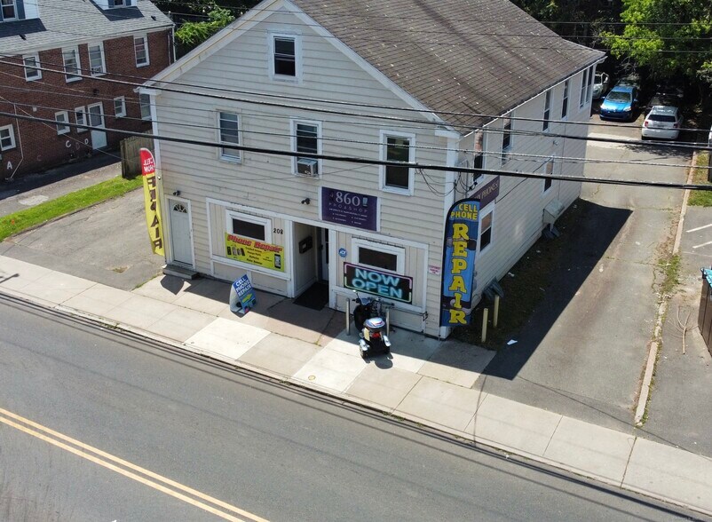 208 Spruce St, Manchester, CT à vendre - Aérien – Image 1 sur 13