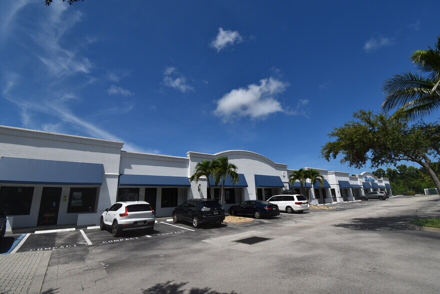 2190 45th St, Vero Beach, FL à louer - Photo de l’immeuble – Image 1 sur 6