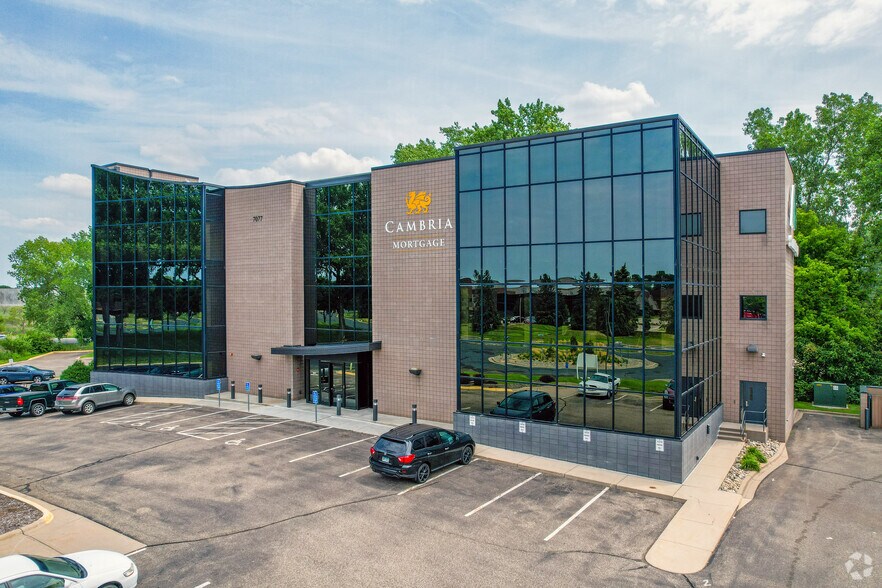 7077 Northland Cir, Brooklyn Park, MN à louer - Photo de l’immeuble – Image 1 sur 8