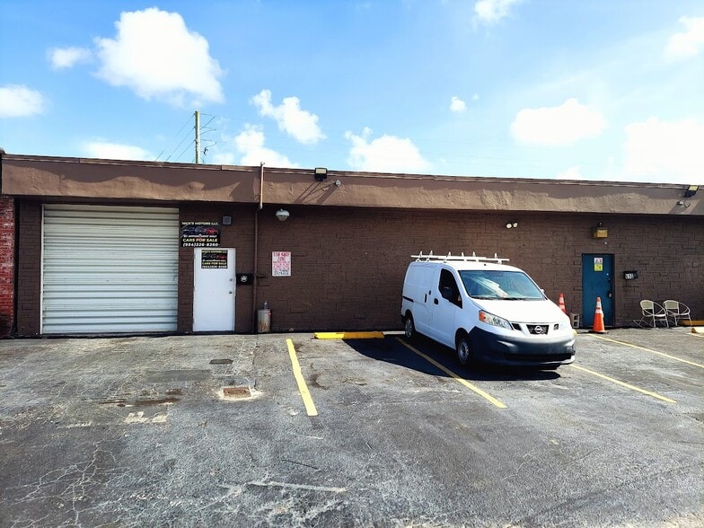 600 NE 28th Ct, Pompano Beach, FL à vendre - Photo de l’immeuble – Image 2 sur 7