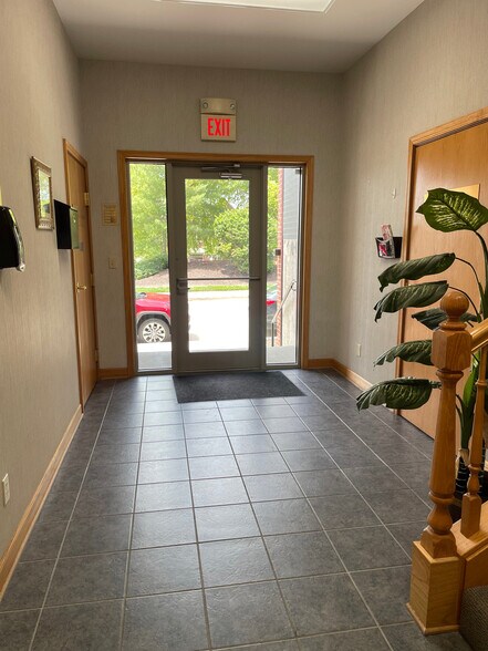 2024 Cherry Hill Dr, Columbia, MO à vendre - Hall d’entrée – Image 3 sur 8