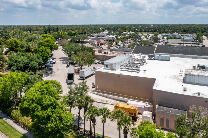 7055-7301 Radio Rd, Naples, FL à louer - Photo de l’immeuble – Image 3 sur 4