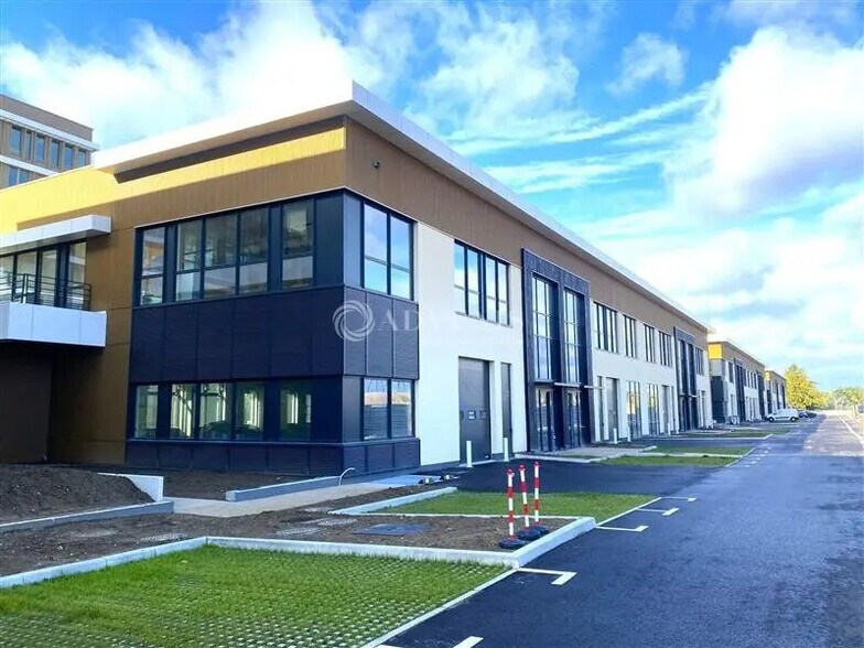 Bureau dans Nanterre à louer - Photo de l’immeuble – Image 1 sur 12