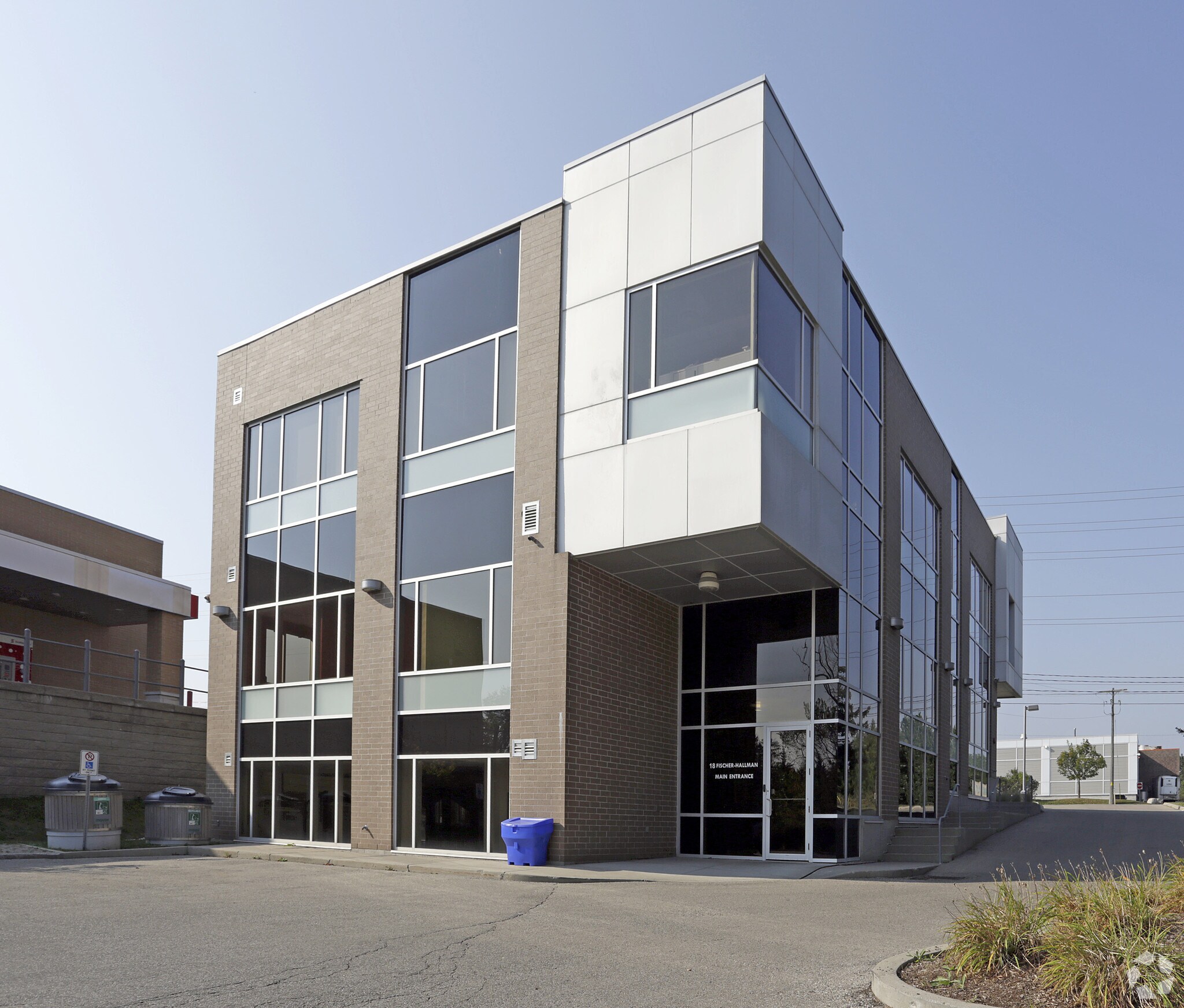 18 Fischer-Hallman Rd N, Waterloo, ON à louer Photo principale– Image 1 sur 3