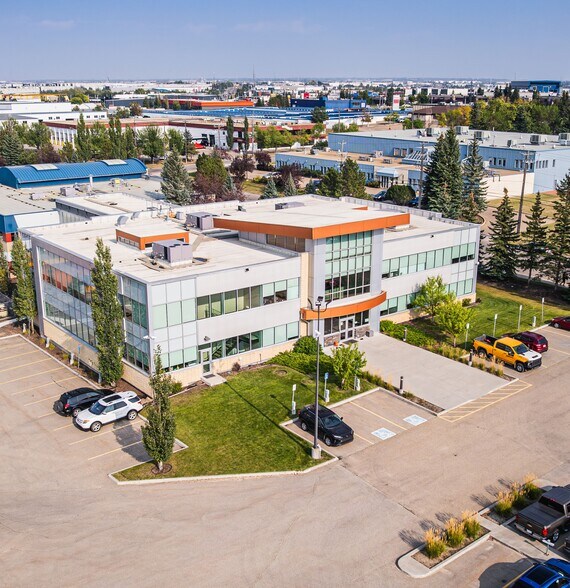 8404 Mcintyre Rd NW, Edmonton, AB à louer - Photo de l’immeuble – Image 2 sur 7