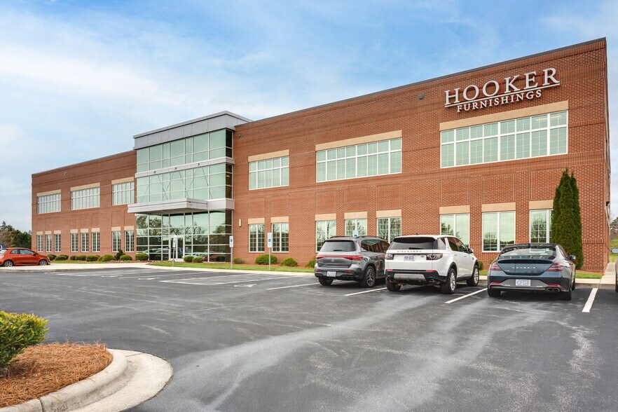 2485 Penny Rd, High Point, NC à louer - Photo de l’immeuble – Image 1 sur 14