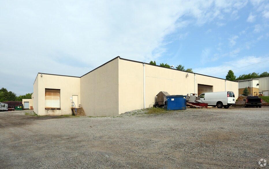 411 Geneva Ave, Tallmadge, OH à louer - Photo de l’immeuble – Image 2 sur 4