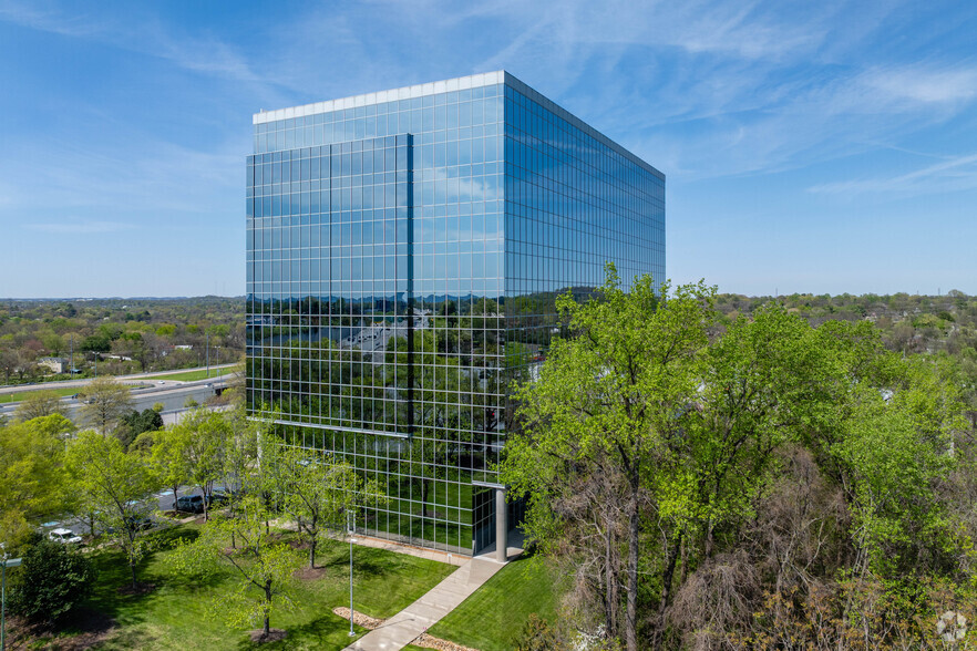 535 Marriott Dr, Nashville, TN à louer - Photo de l’immeuble – Image 3 sur 23