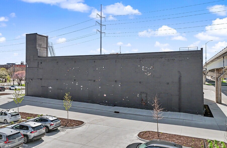 113 SW 8th St, Des Moines, IA à louer - Photo de l’immeuble – Image 2 sur 14