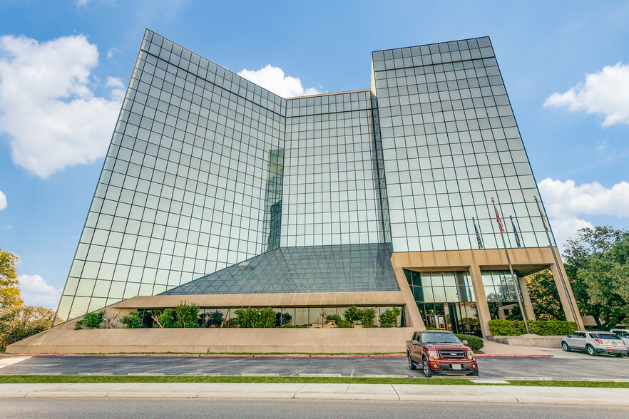 1250 NE Loop 410, San Antonio, TX à louer - Photo de l’immeuble – Image 2 sur 4