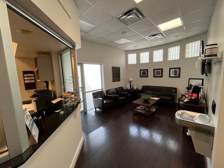 608 S Tampania Ave, Tampa, FL à louer - Photo intérieure – Image 3 sur 9