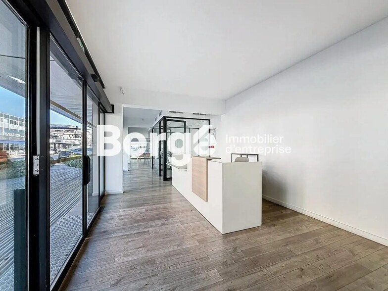 Bureau dans Saint-Laurent-du-Var à louer - Photo de l’immeuble – Image 3 sur 22